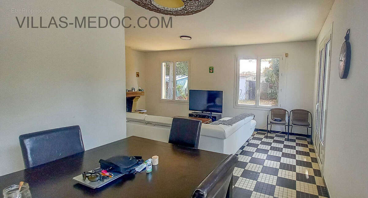 Maison à VENDAYS-MONTALIVET