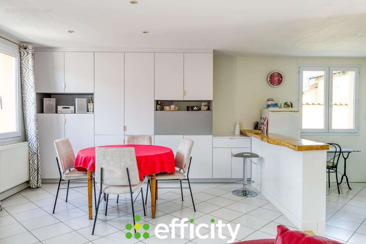 Maison à LA CHAPELLE-DE-GUINCHAY