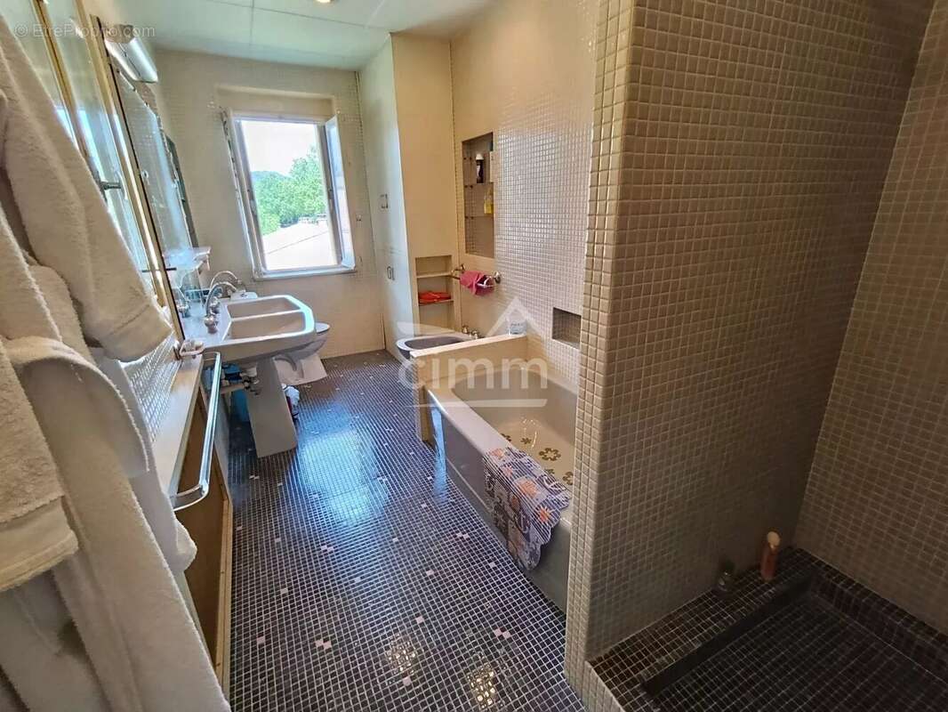 Maison à LARAGNE-MONTEGLIN