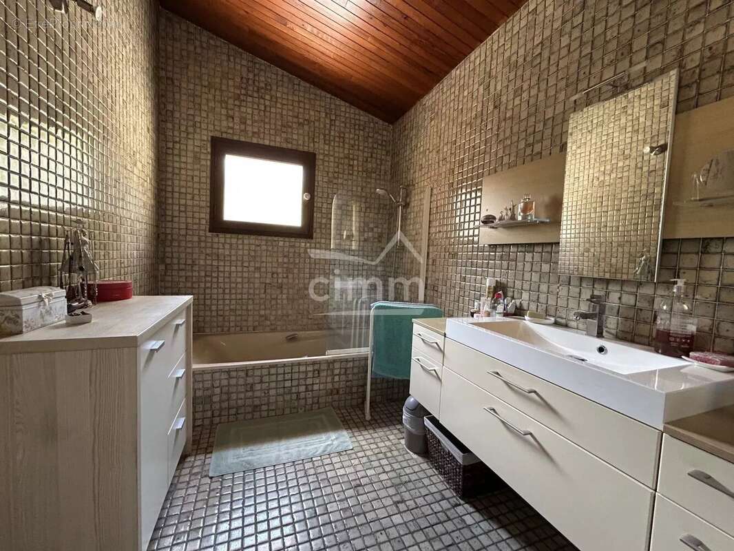 Maison à CHATEAUNEUF-DE-CHABRE