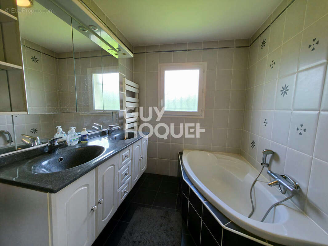 Maison à SAINT-MARTIN-LESTRA