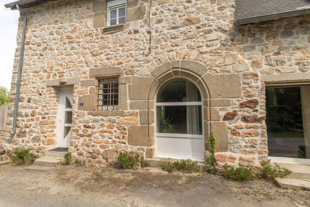 Maison à COMBOURTILLE