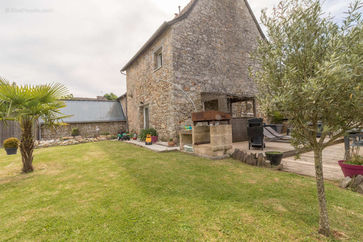 Maison à COMBOURTILLE