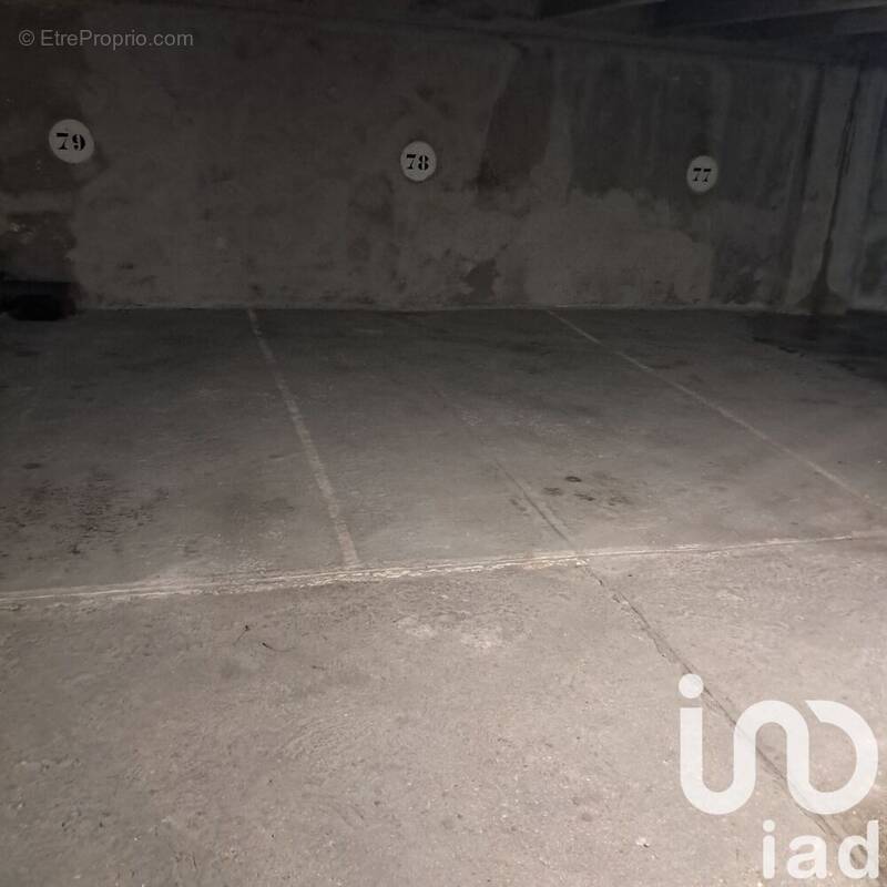 Photo 1 - Parking à REIMS