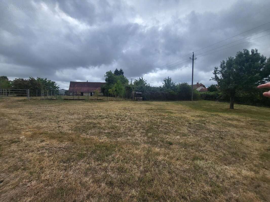 Photo 2 - Terrain à AINAY-LE-CHATEAU