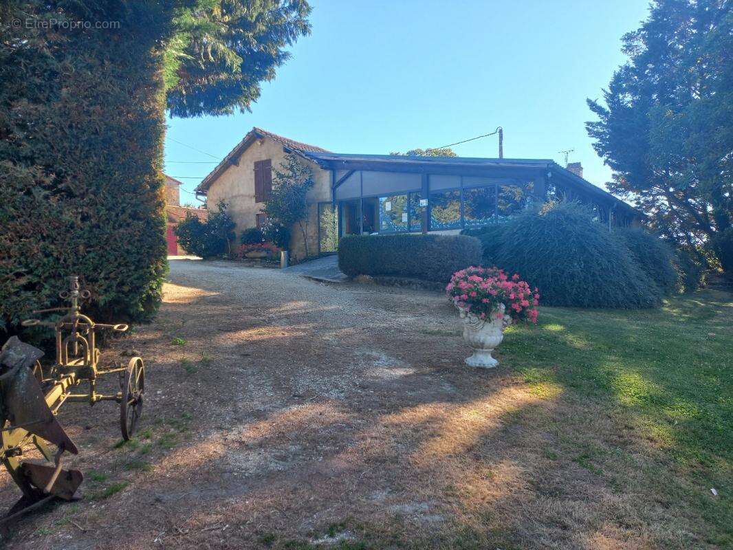 Commerce à ROUFFIGNAC-SAINT-CERNIN-DE-REILHAC