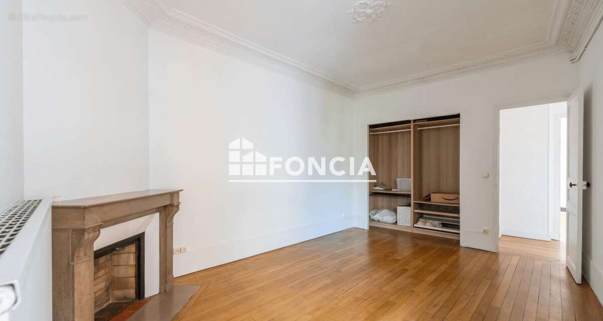 Appartement à COURBEVOIE