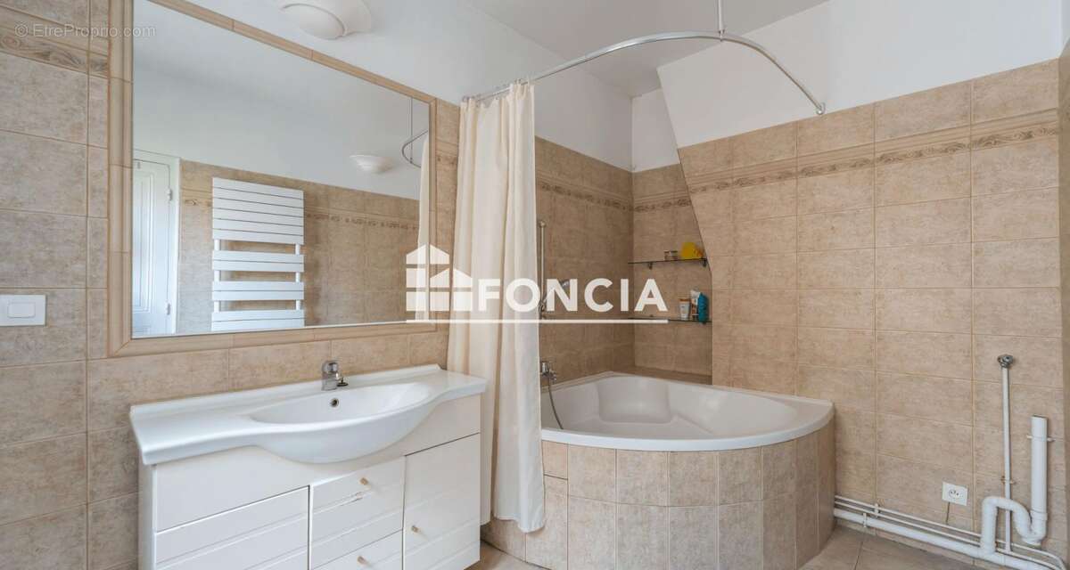 Appartement à COURBEVOIE