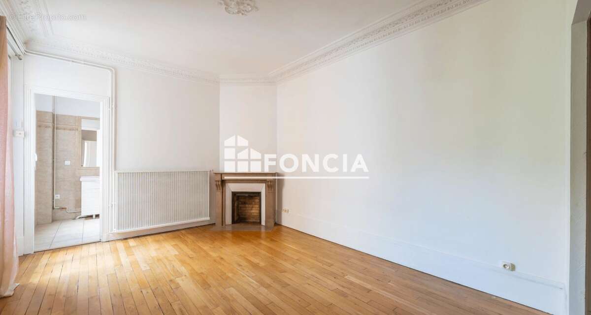 Appartement à COURBEVOIE