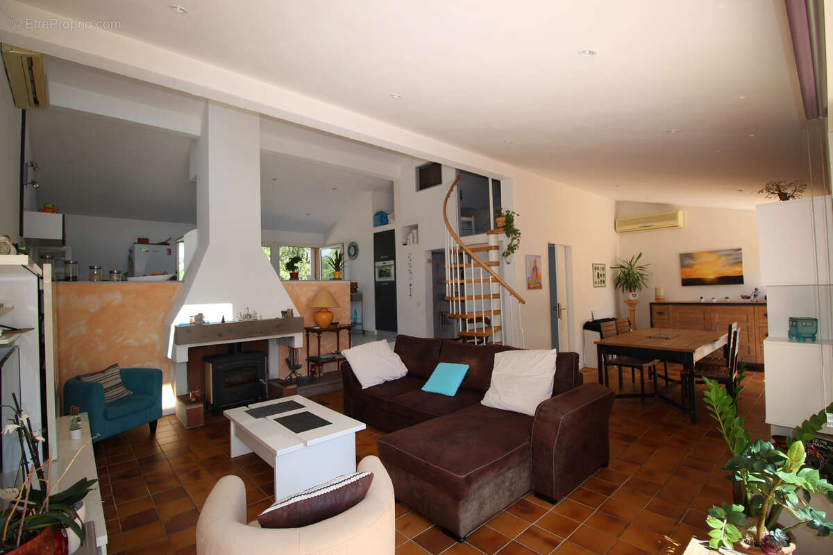 Maison à MEOUNES-LES-MONTRIEUX