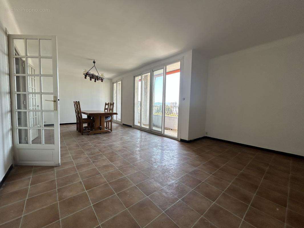 Appartement à MARSEILLE-5E