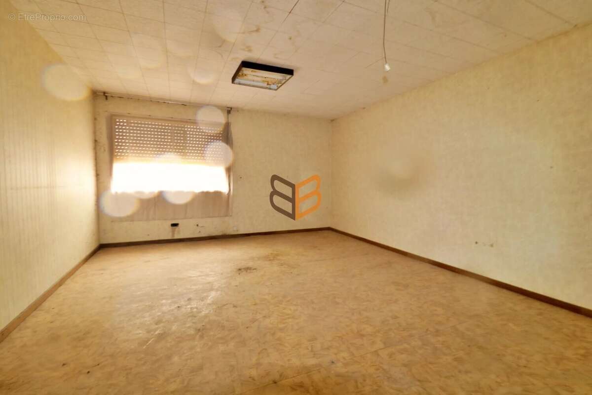 Commerce à MONTFAUCON-D&#039;ARGONNE