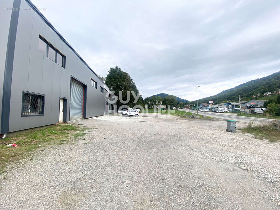 Commerce à LA ROCHETTE