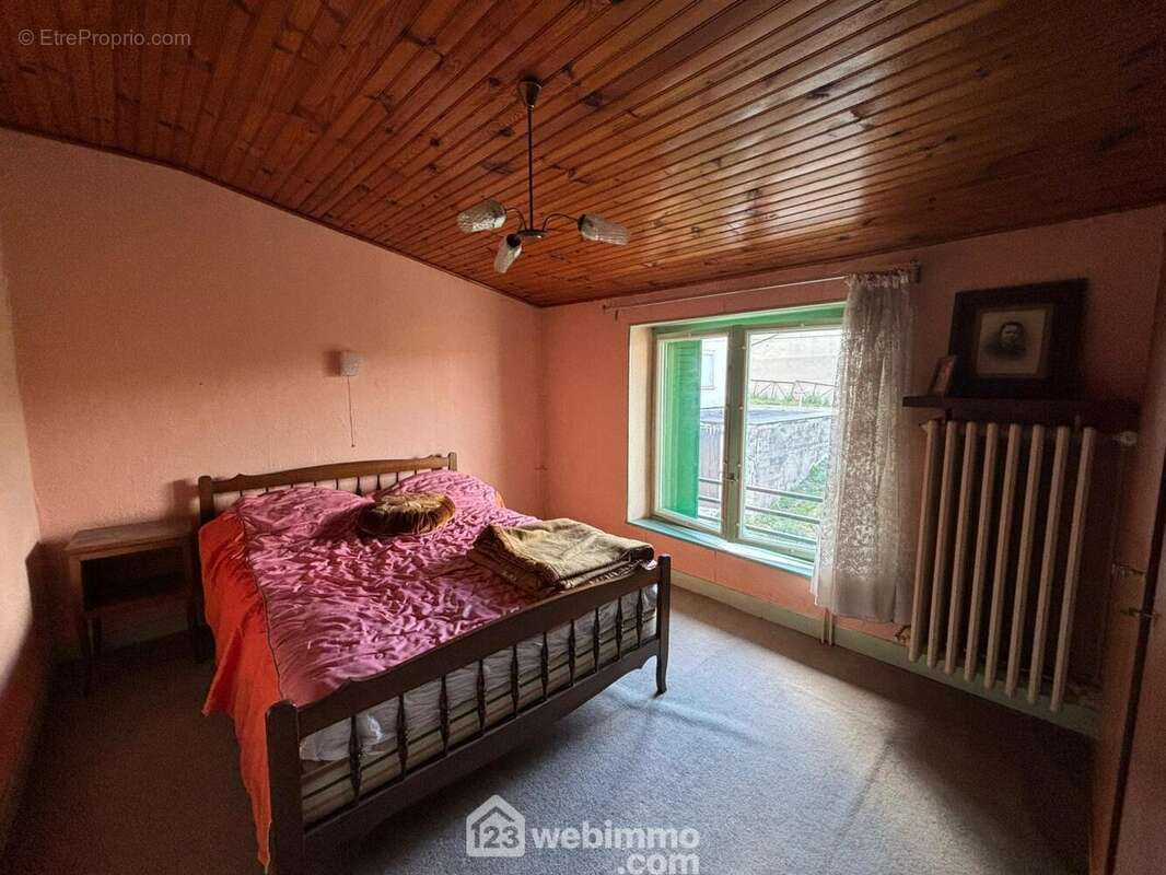 Chambre 2 - Maison à LES MONTHAIRONS