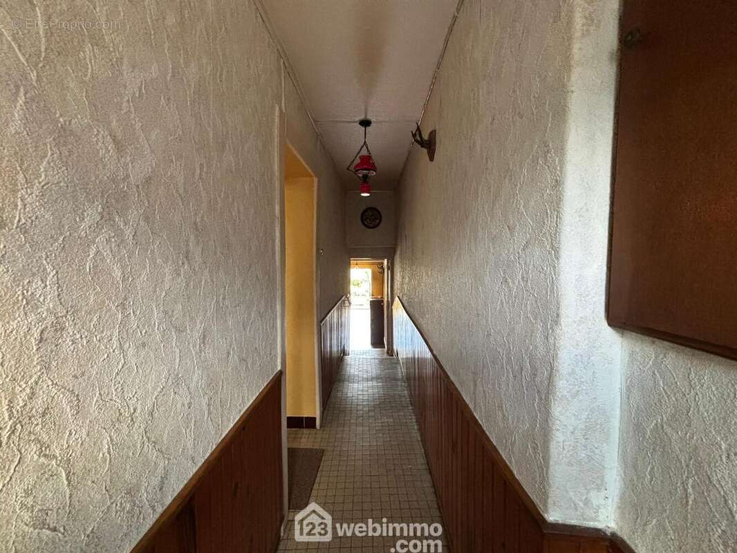 Couloir - Maison à LES MONTHAIRONS