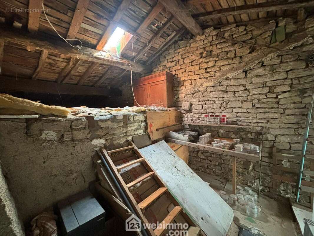 Grenier - Maison à LES MONTHAIRONS