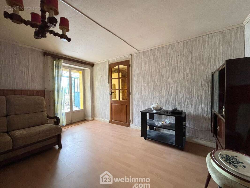 Salon - Maison à LES MONTHAIRONS