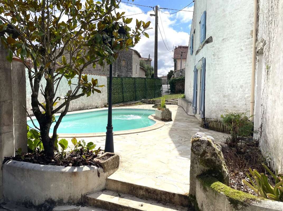 Maison à FONTAINE-CHALENDRAY