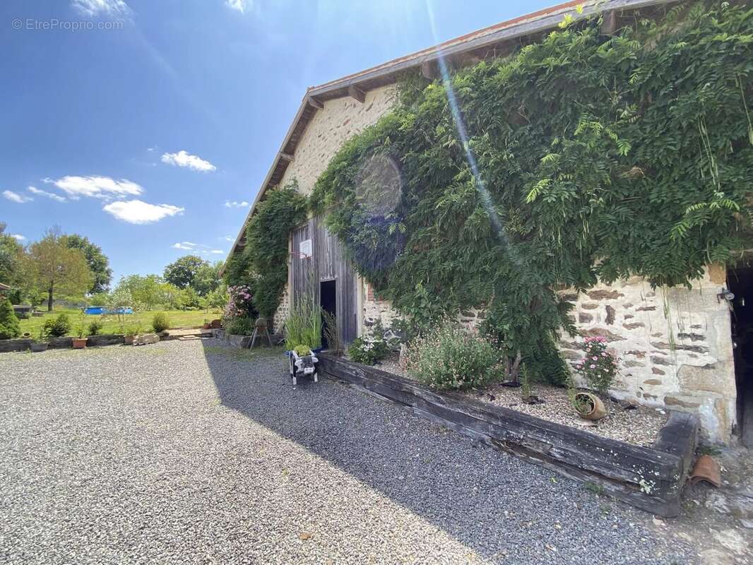 Maison à BUSSIERE-POITEVINE