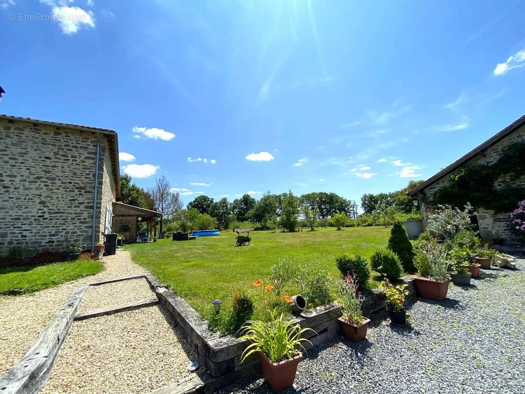 Maison à BUSSIERE-POITEVINE
