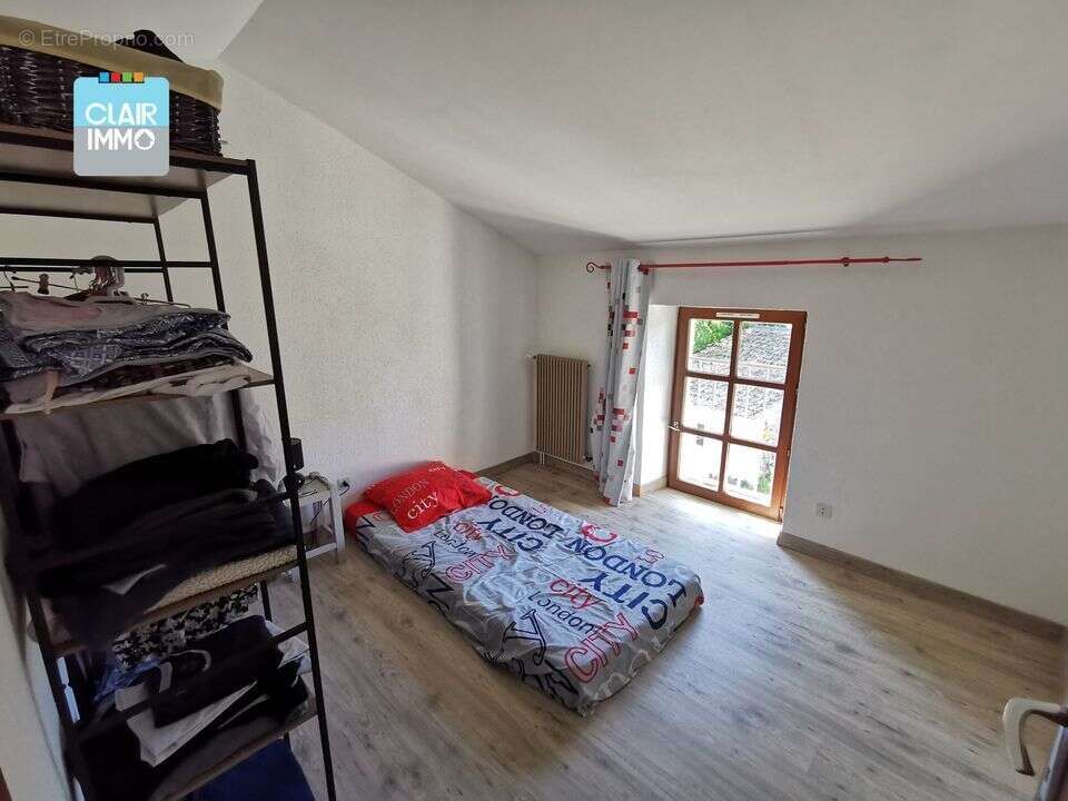 Maison 5 pièces à La Vineuse sur 415 m² de terrain - Maison à LA VINEUSE