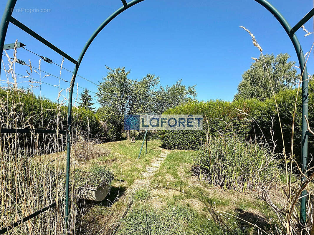 Maison à SAINT-BROINGT-LE-BOIS