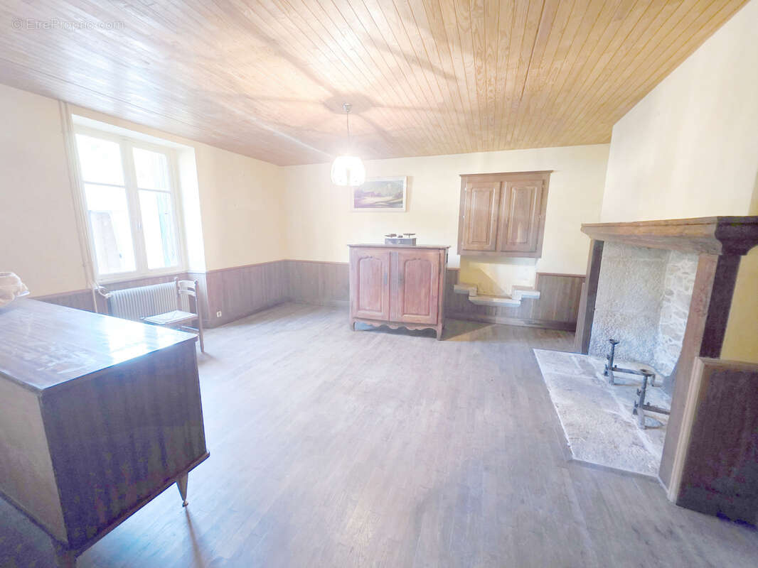 Maison à FRAYSSINET-LE-GELAT