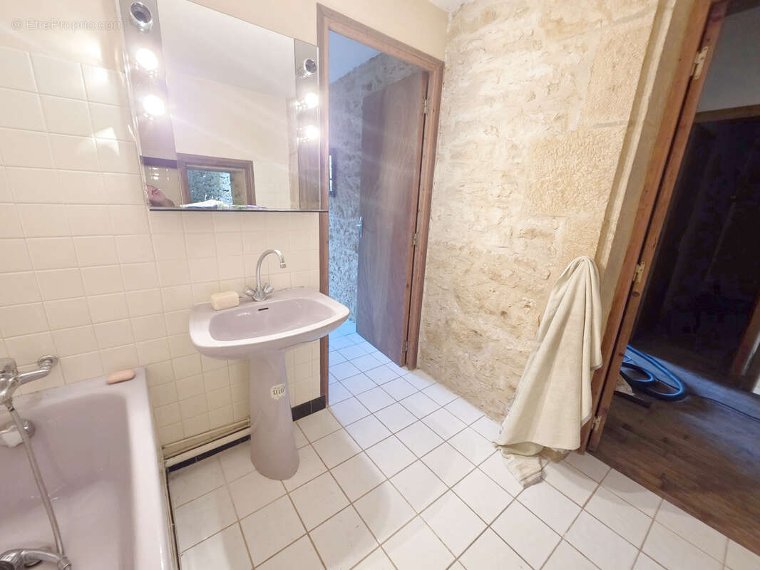 Maison à FRAYSSINET-LE-GELAT