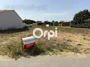 Terrain à SAINT-LAURENT-DE-LA-PREE