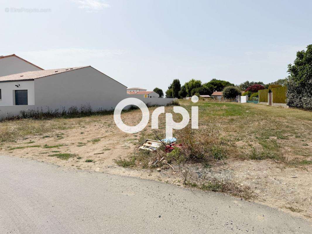 Terrain à SAINT-LAURENT-DE-LA-PREE