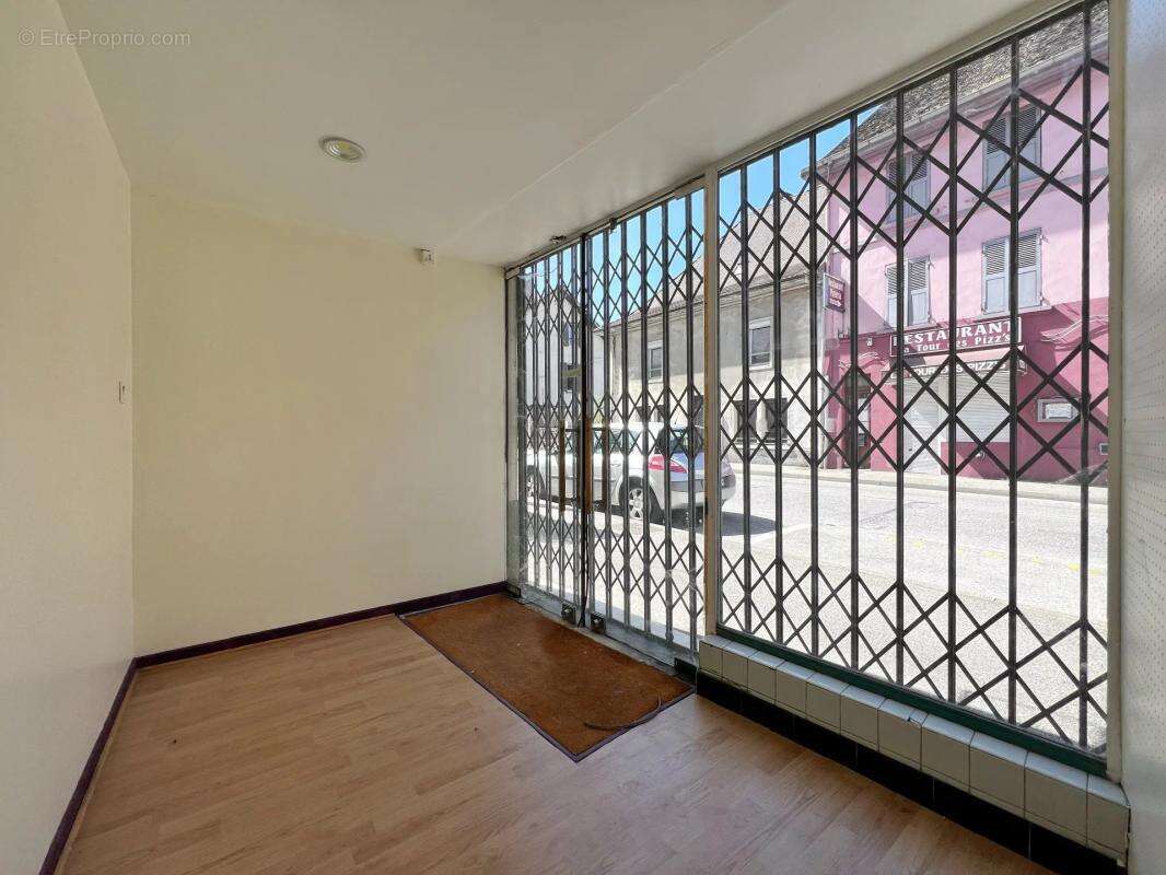 Commerce à LE PONT-DE-BEAUVOISIN