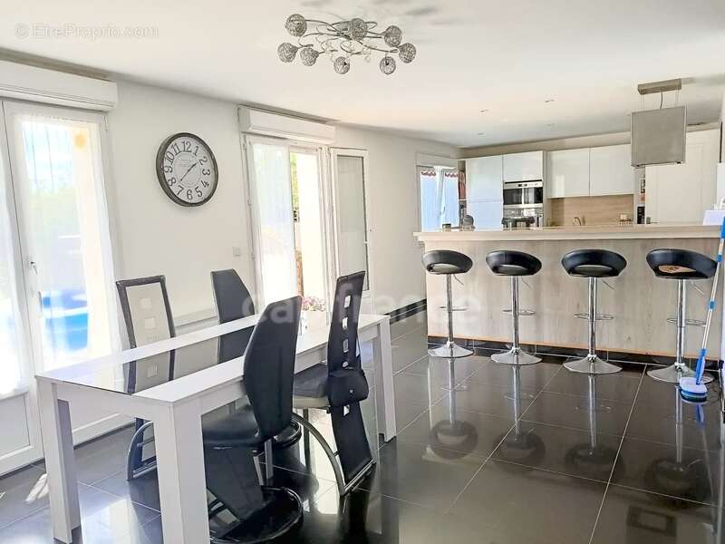 Maison à VILLENEUVE-SUR-YONNE