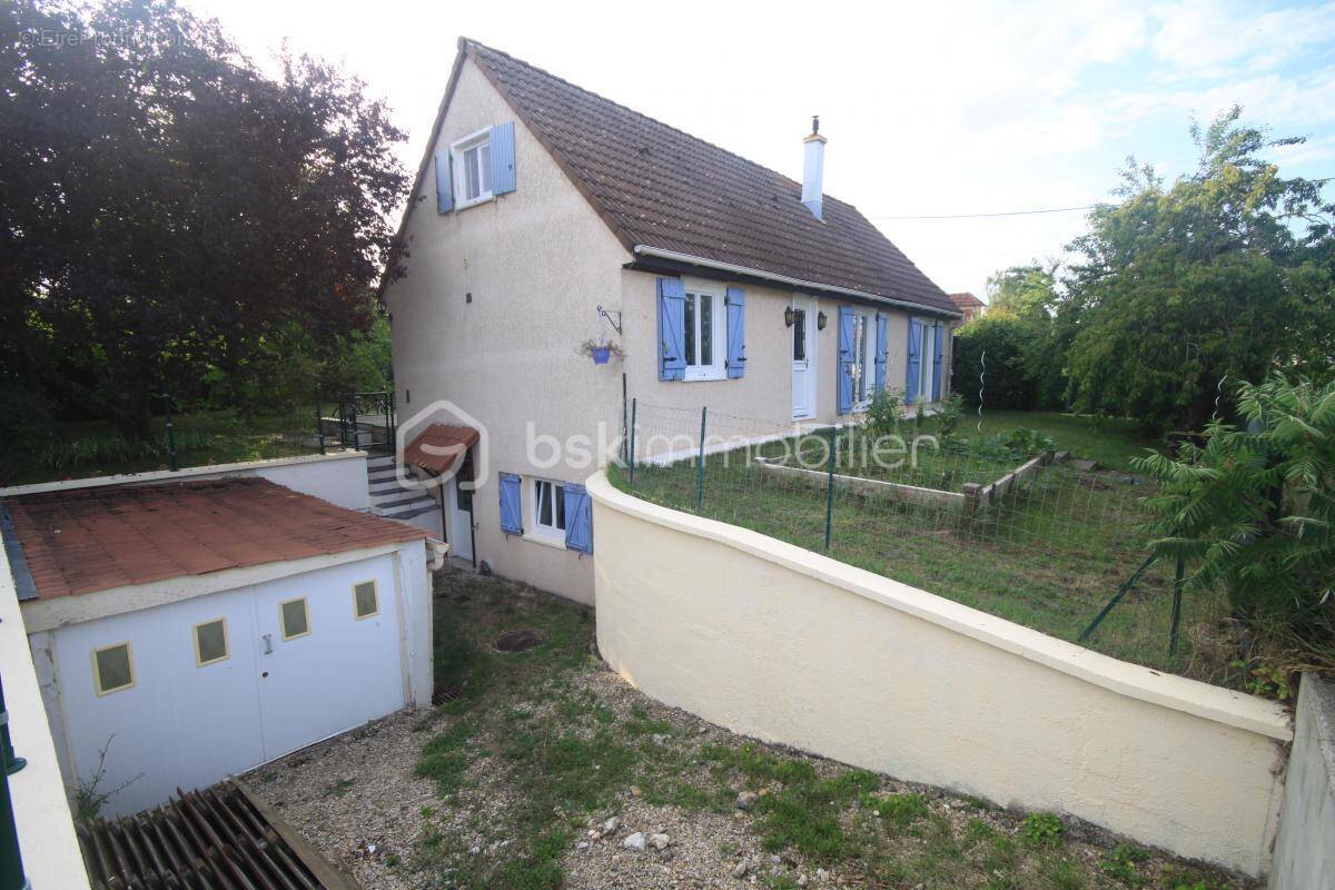 Maison à D&#039;HUISON-LONGUEVILLE