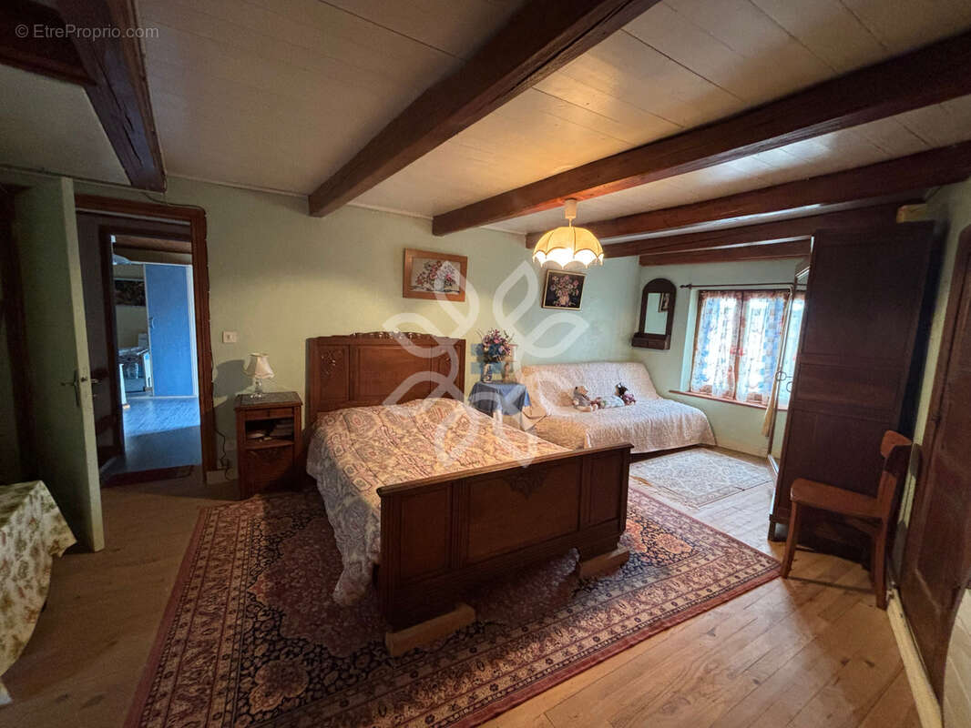 Maison à CHAMPAGNAC-LE-VIEUX