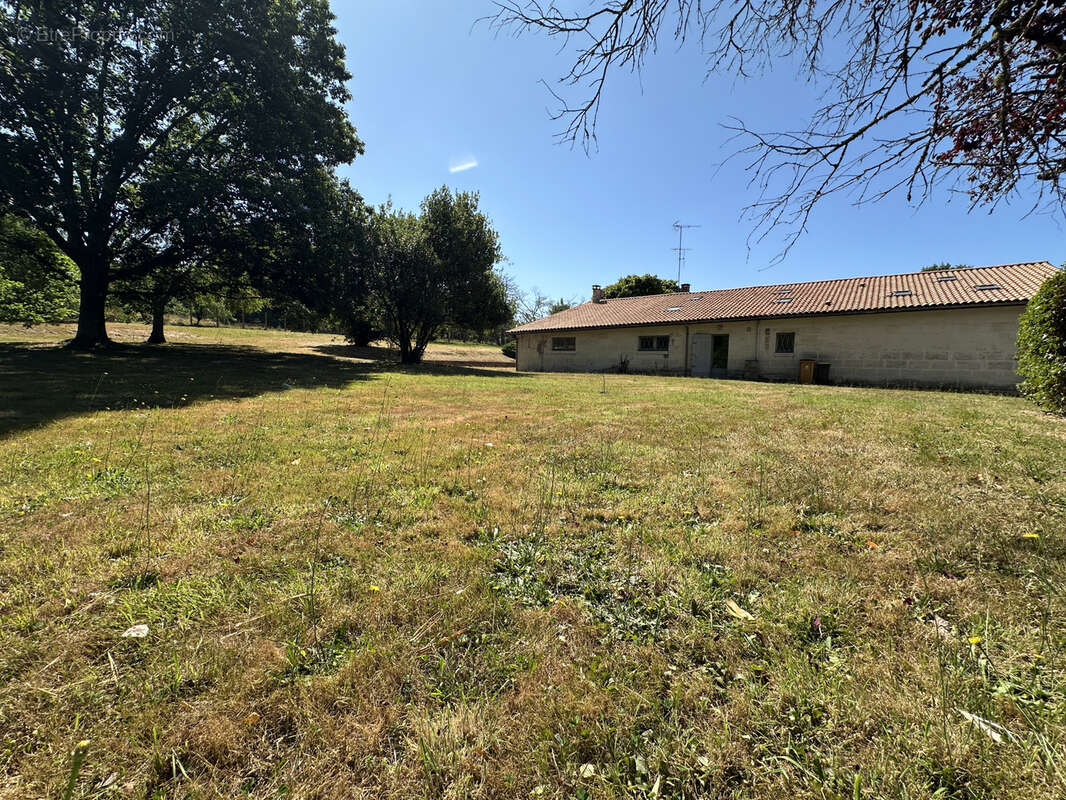 Maison à LA ROCHE-CHALAIS