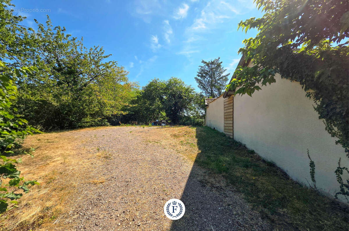 Maison à SAINT-BONNET-DES-BRUYERES