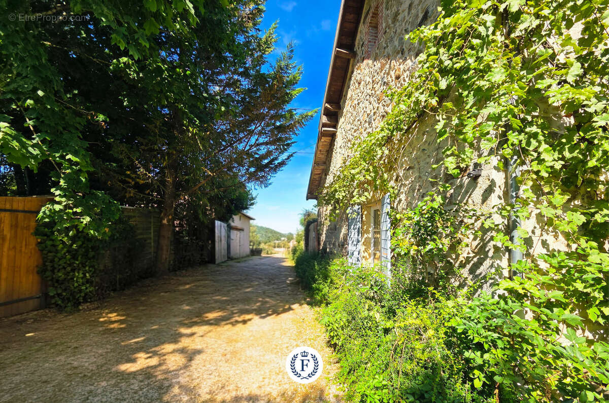 Maison à SAINT-BONNET-DES-BRUYERES