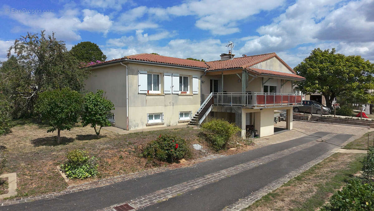 Maison à SAINT-PIERRE-D&#039;EXIDEUIL