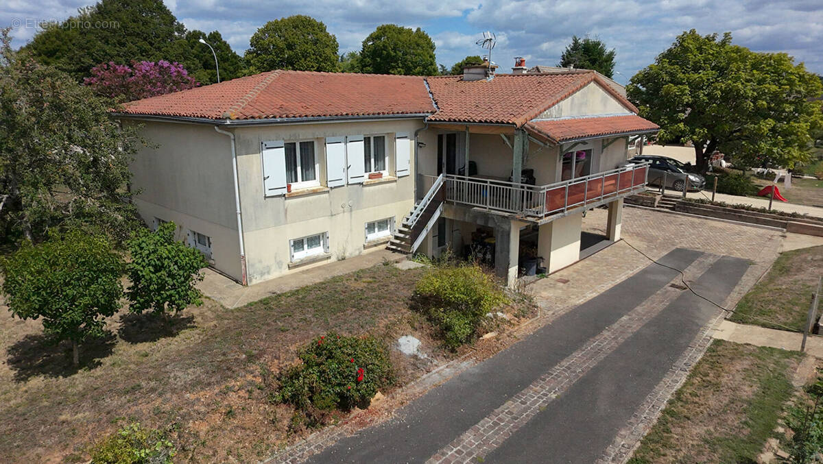 Maison à SAINT-PIERRE-D&#039;EXIDEUIL