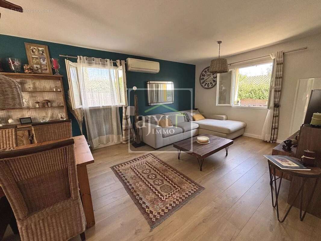 Maison à LA ROQUE-D&#039;ANTHERON