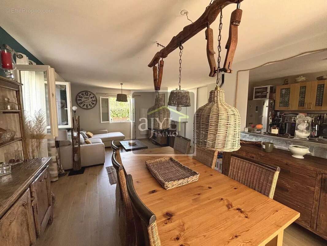 Maison à LA ROQUE-D&#039;ANTHERON