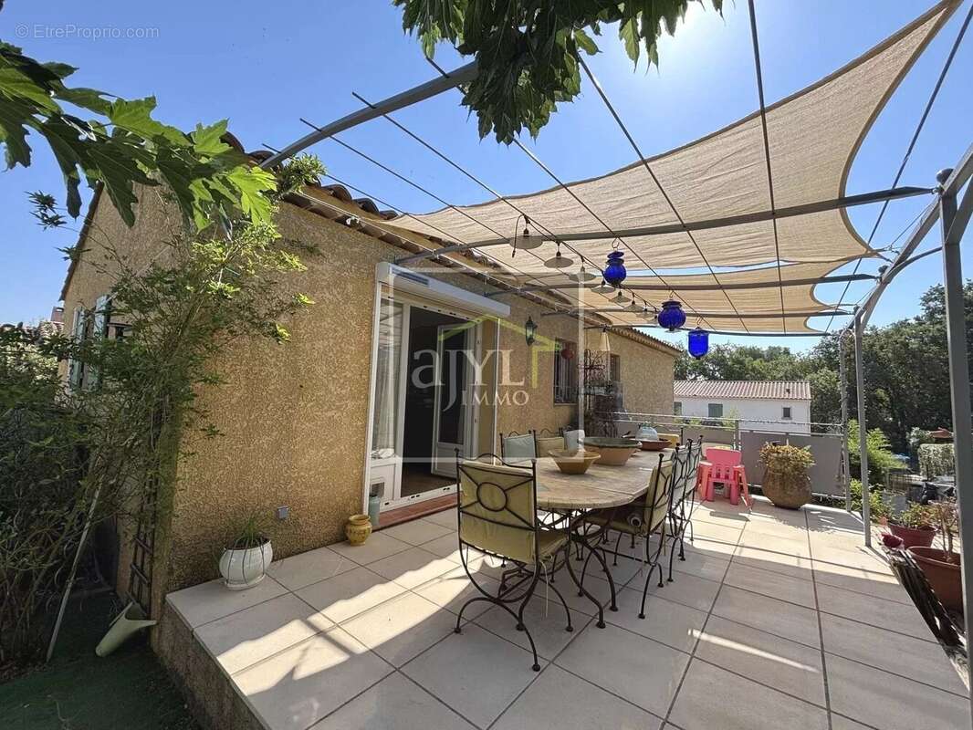 Maison à LA ROQUE-D&#039;ANTHERON