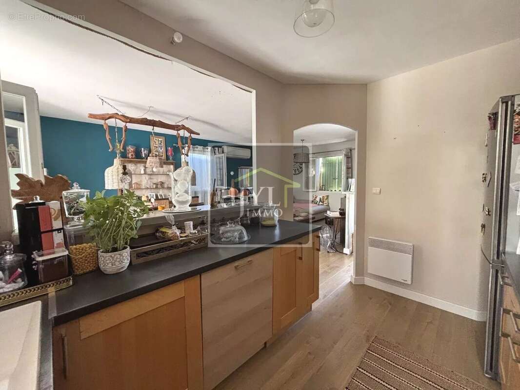 Maison à LA ROQUE-D&#039;ANTHERON