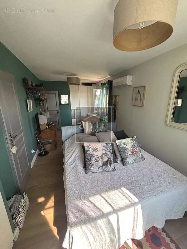 Maison à LA ROQUE-D&#039;ANTHERON