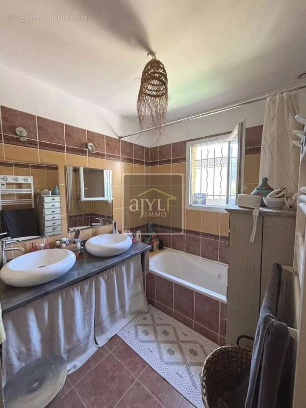 Maison à LA ROQUE-D&#039;ANTHERON