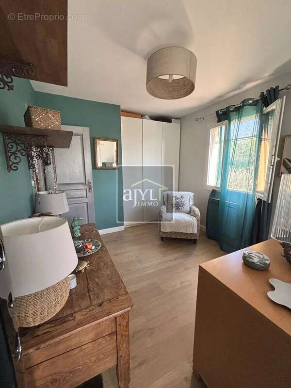 Maison à LA ROQUE-D&#039;ANTHERON