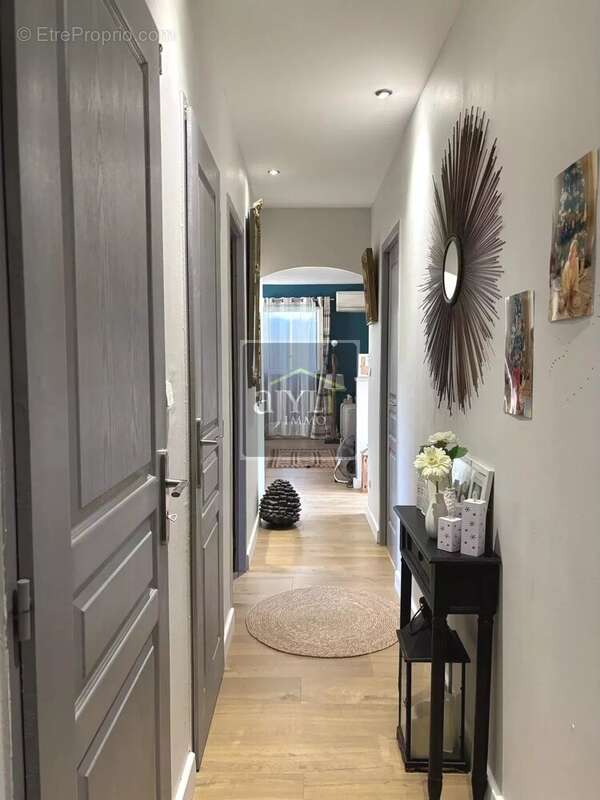 Maison à LA ROQUE-D&#039;ANTHERON