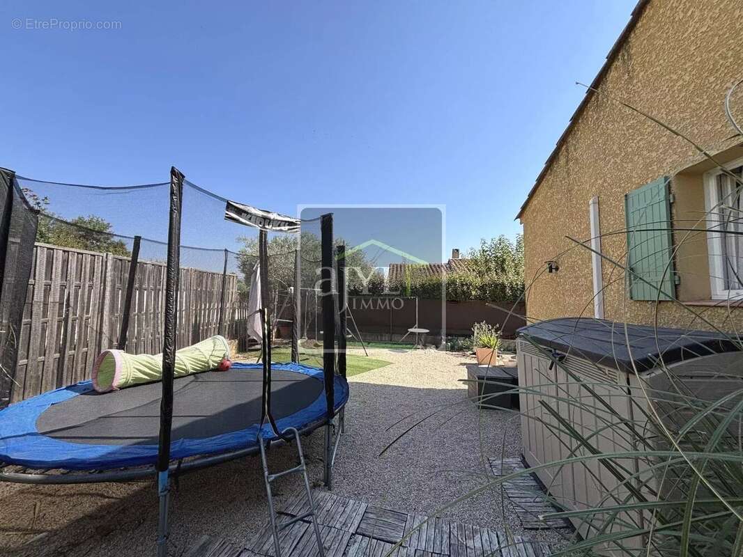 Maison à LA ROQUE-D&#039;ANTHERON