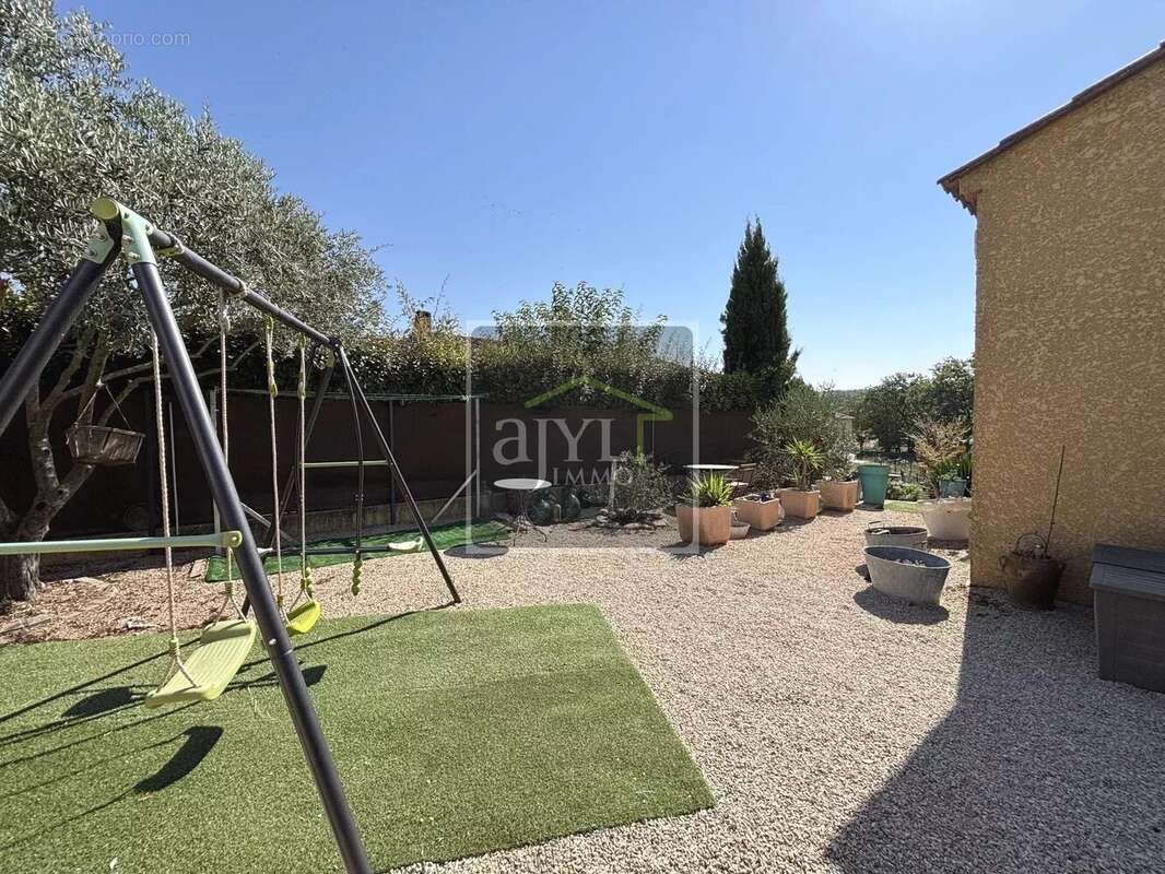 Maison à LA ROQUE-D&#039;ANTHERON