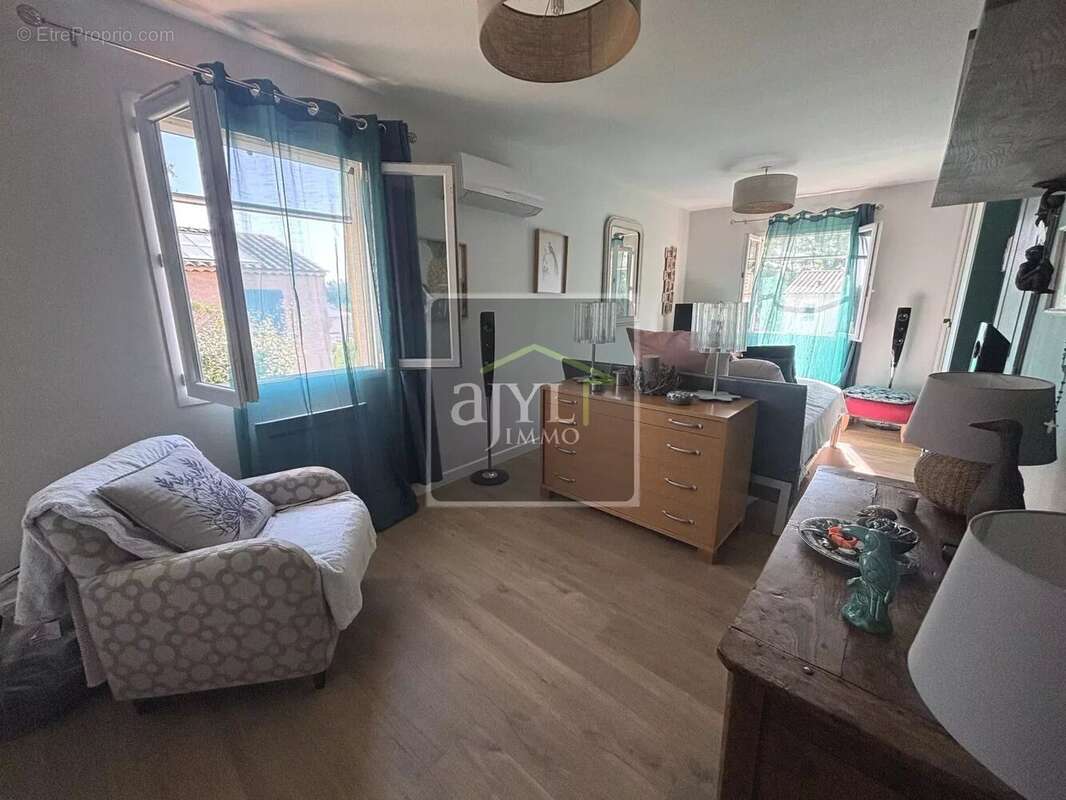 Maison à LA ROQUE-D&#039;ANTHERON